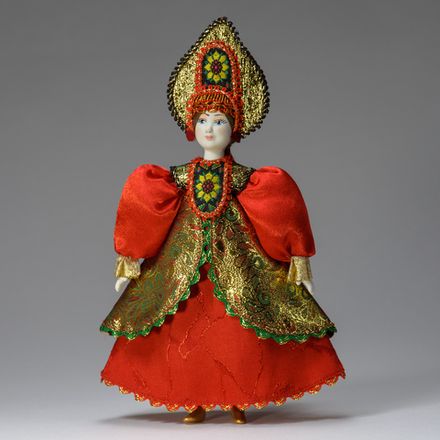 Кукла в золотом кокошнике