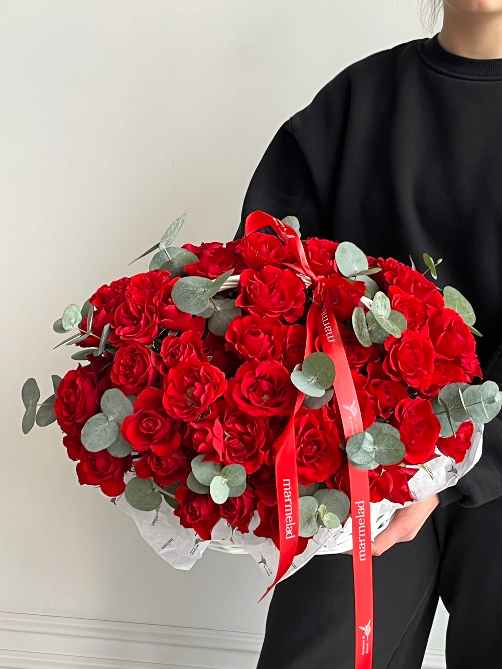 Цветочная корзина из красных кустовых роз и эвкалипта размер M