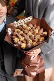 Клубничный букет "Шоколадный презент M"