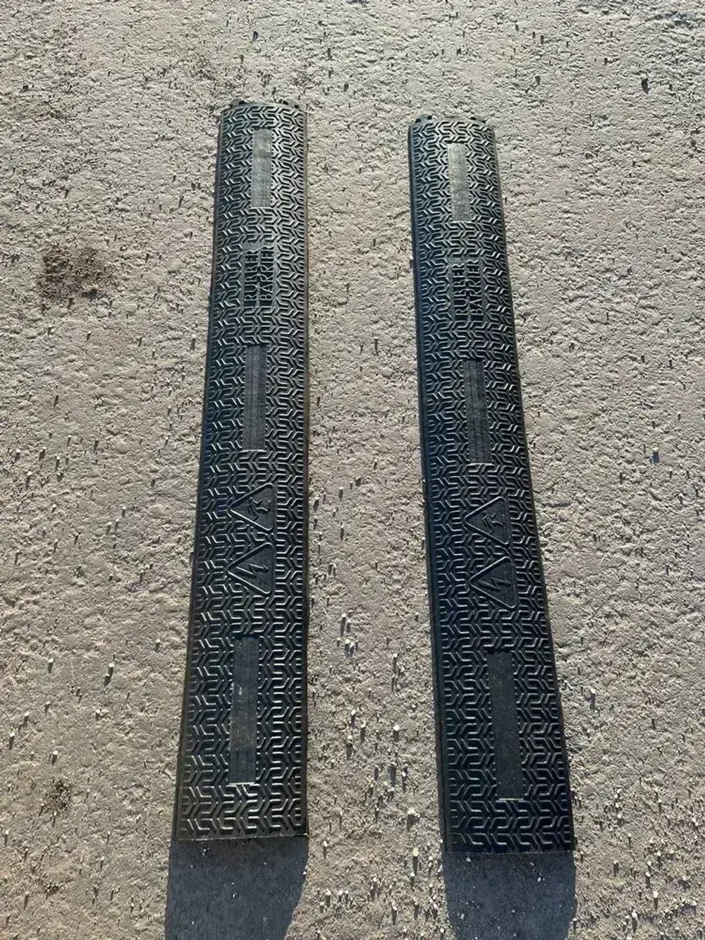 Гибкий кабель-канал для проводов (кабельный трап, капа) резиновый, черный, напольный, 1 канал 39*15 мм., 1000мм*140мм*25мм