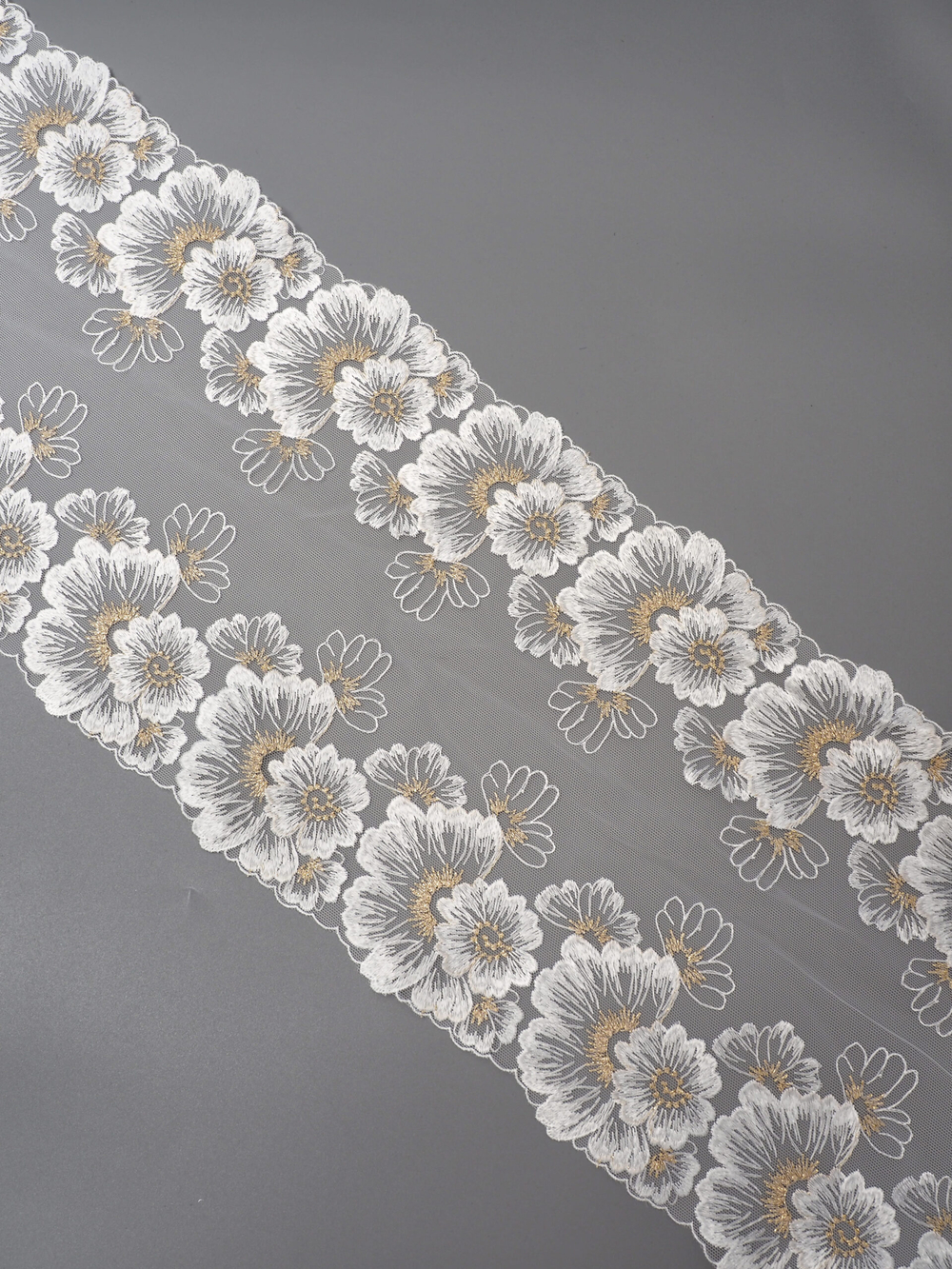 Вышивка на сетке теплая белая с золотым люрексом неэластичная ширина 21 см