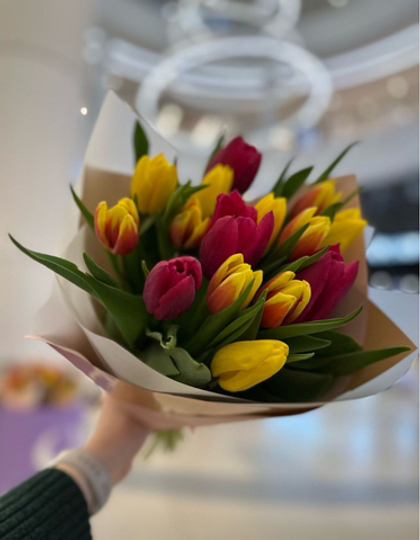 Букет из 13 жёлтых и красных тюльпанов