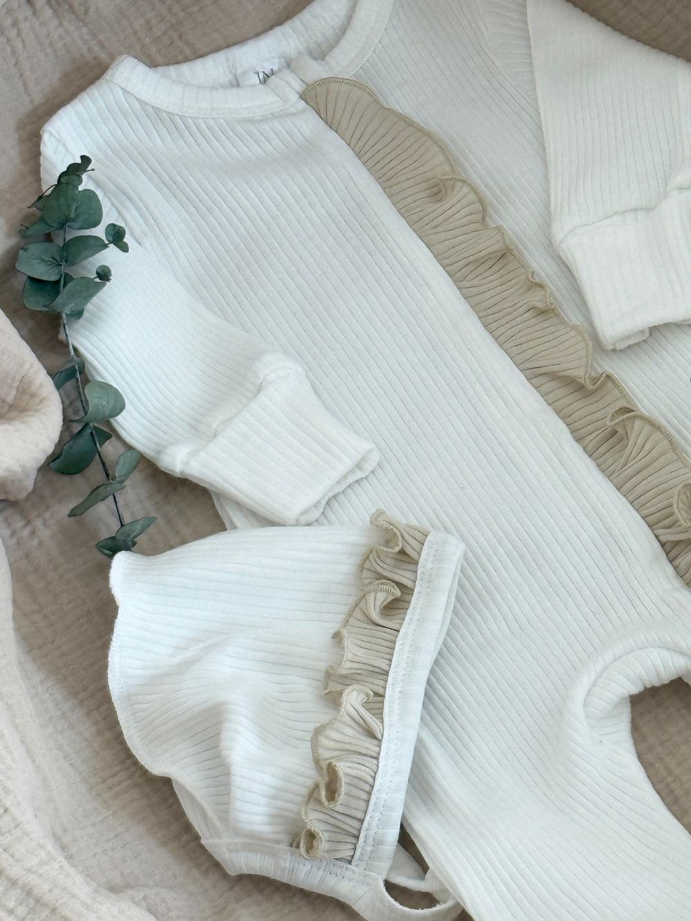 Комбинезон на молнии с рюшей