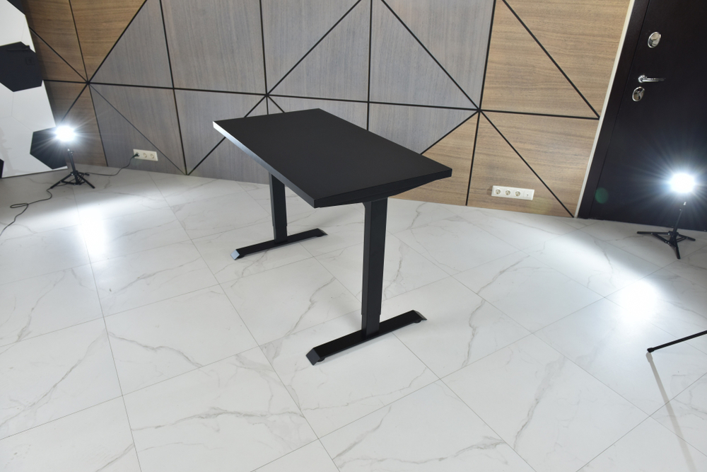Регулируемый компьютерный стол Bazalt с регулировкой по высоте — столешница МДФ Черный