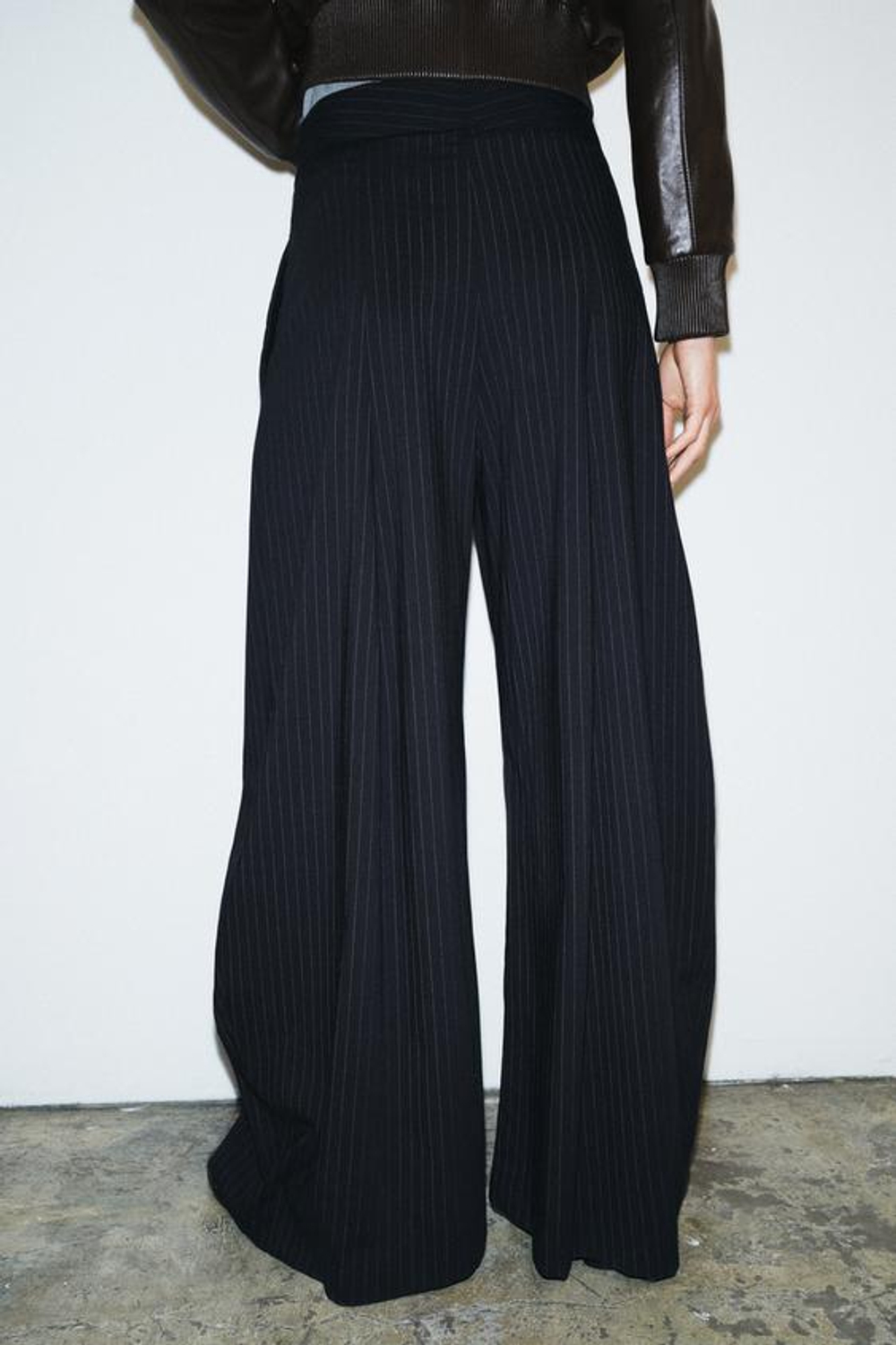 ZARA ШИРОКИЕ БРЮКИ В ПОЛОСКУ — ZW COLLECTION, ТЕМНО-СЕРЫЙ