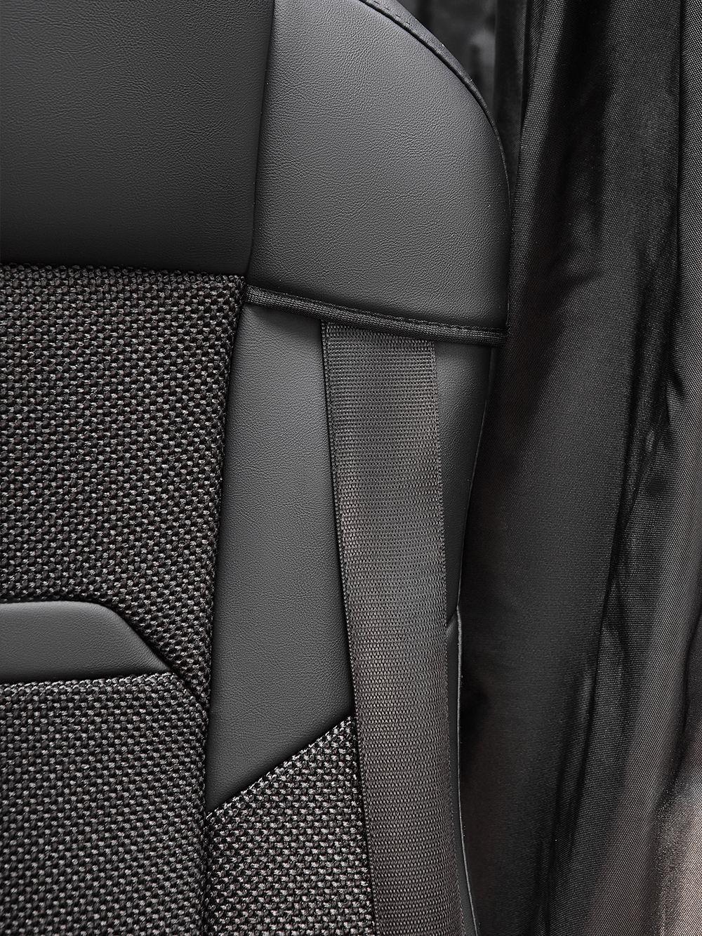 Чехлы Люкс КамАз 5490 K4 с 2014 года (экокожа+рогожка, черный, черная вставка)