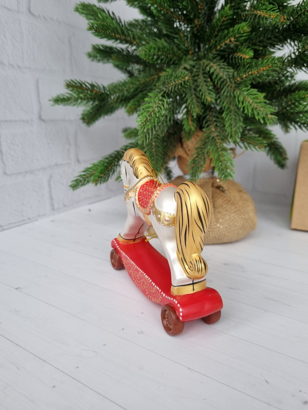 Лошадка Каталка ёлочная игиушка из фарфора