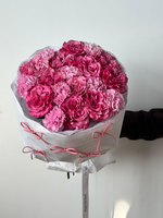 Сборный букет из роз Кантри и диантусов в лимитированной упаковке размер M