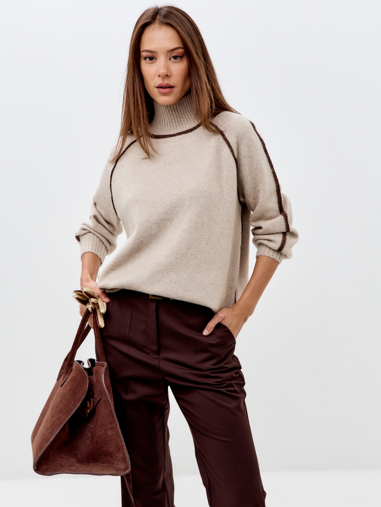 Свитер с контрастными вставками