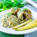Запеченный минтай со сметанным соусом и солеными огурцами Запеченный минтай со сметанным соусом и солеными огурцами