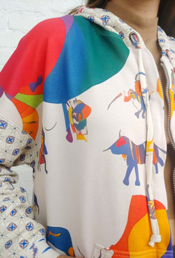 Худи "Слоны и жирафы", творчество нейросети по запросу: слоны и жирафы Сальвадора Дали в технике Василия Кандинского