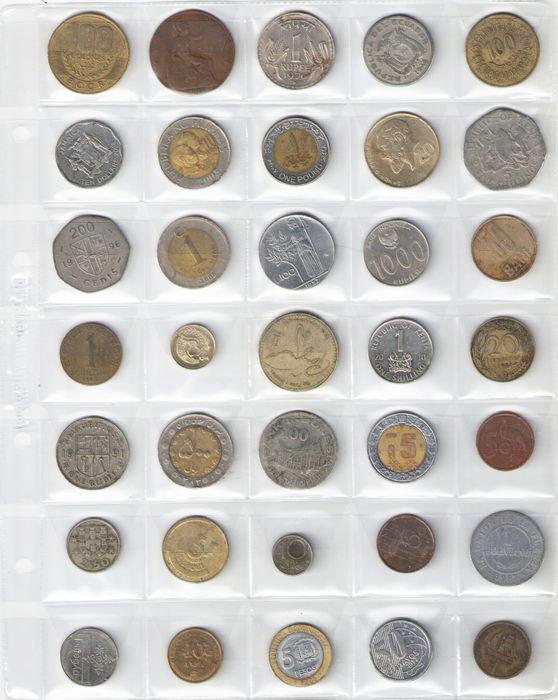 Набор из 35 иностранных монет
