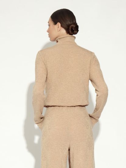 Женский свитер бежевого цвета из 100% шерсти - фото 3