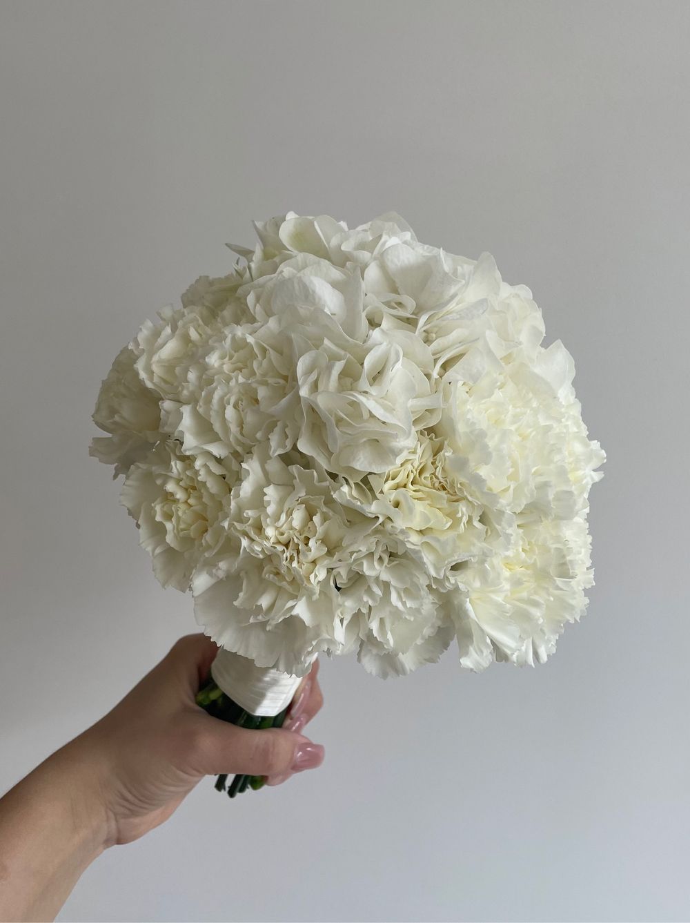 Свадебный букет из гортензии и диантусов