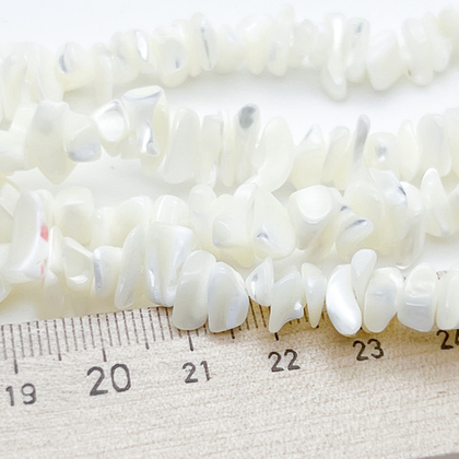 Перламутр бусины, крошка, размер около 5-10 мм, цена за нить 40 см