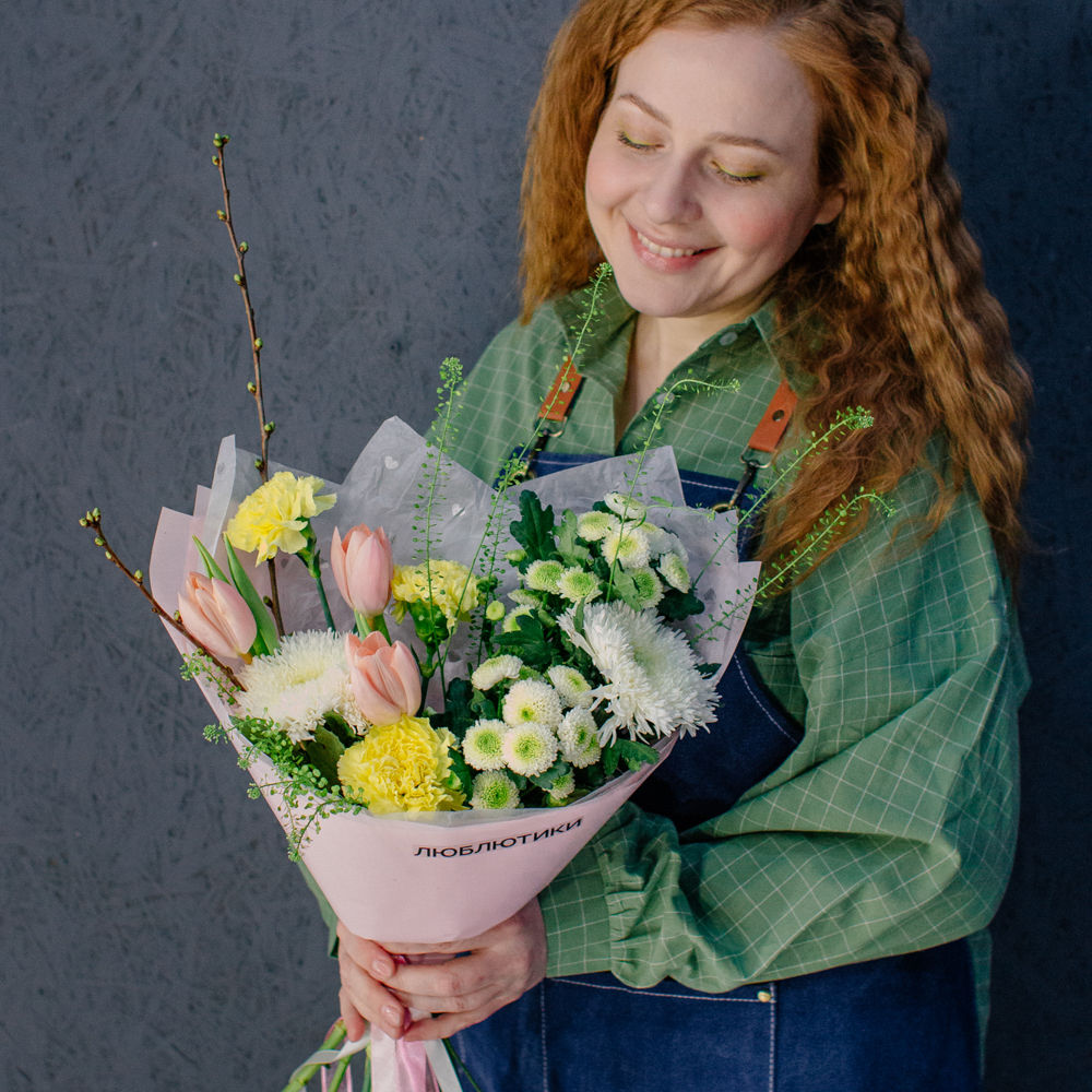 132. Весенний стойкий букет с тюльпанами и ветками вишни