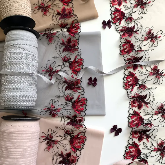 Вышивка на сетке бежевая/слива (левая) 14 см