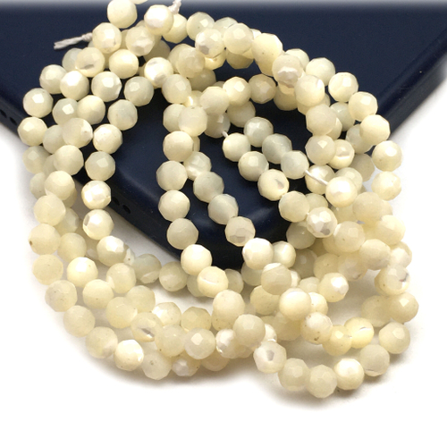 Перламутр молочный 4 мм, бусины - граненые шарики (нить)