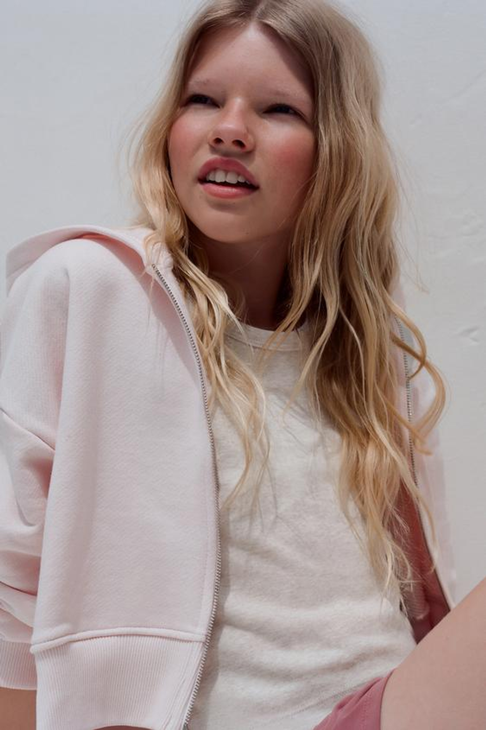 ZARA УКОРОЧЕННАЯ ТОЛСТОВКА НА МОЛНИИ, СВЕТЛО-РОЗОВЫЙ