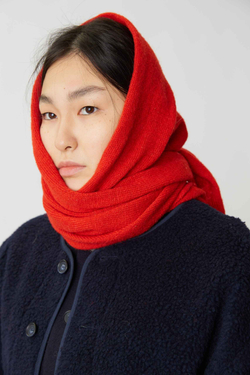 Косынка из шерсти красного цвета