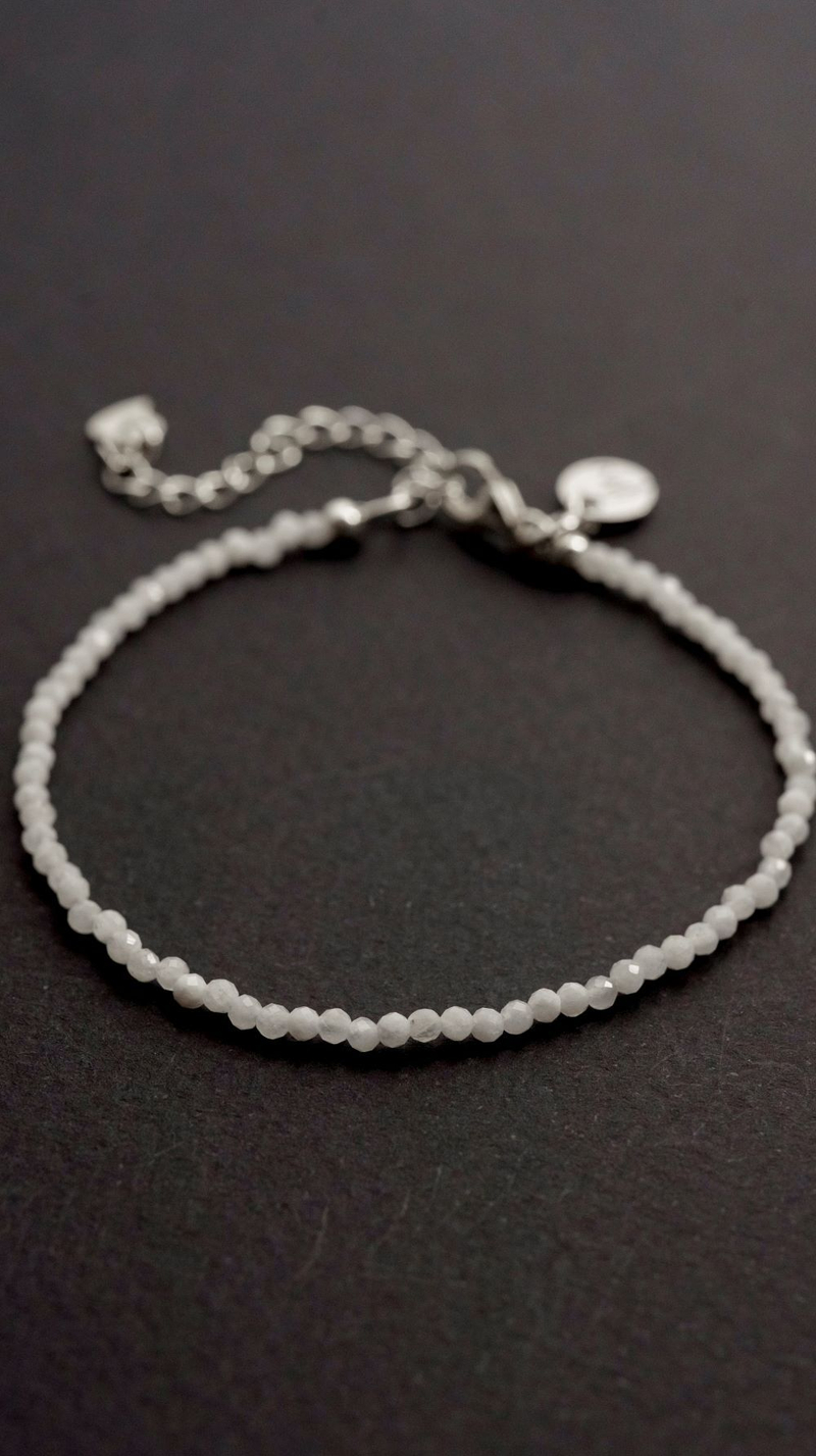 Браслет "Memo about Moon" из лунного камня, на замочке серебро 925