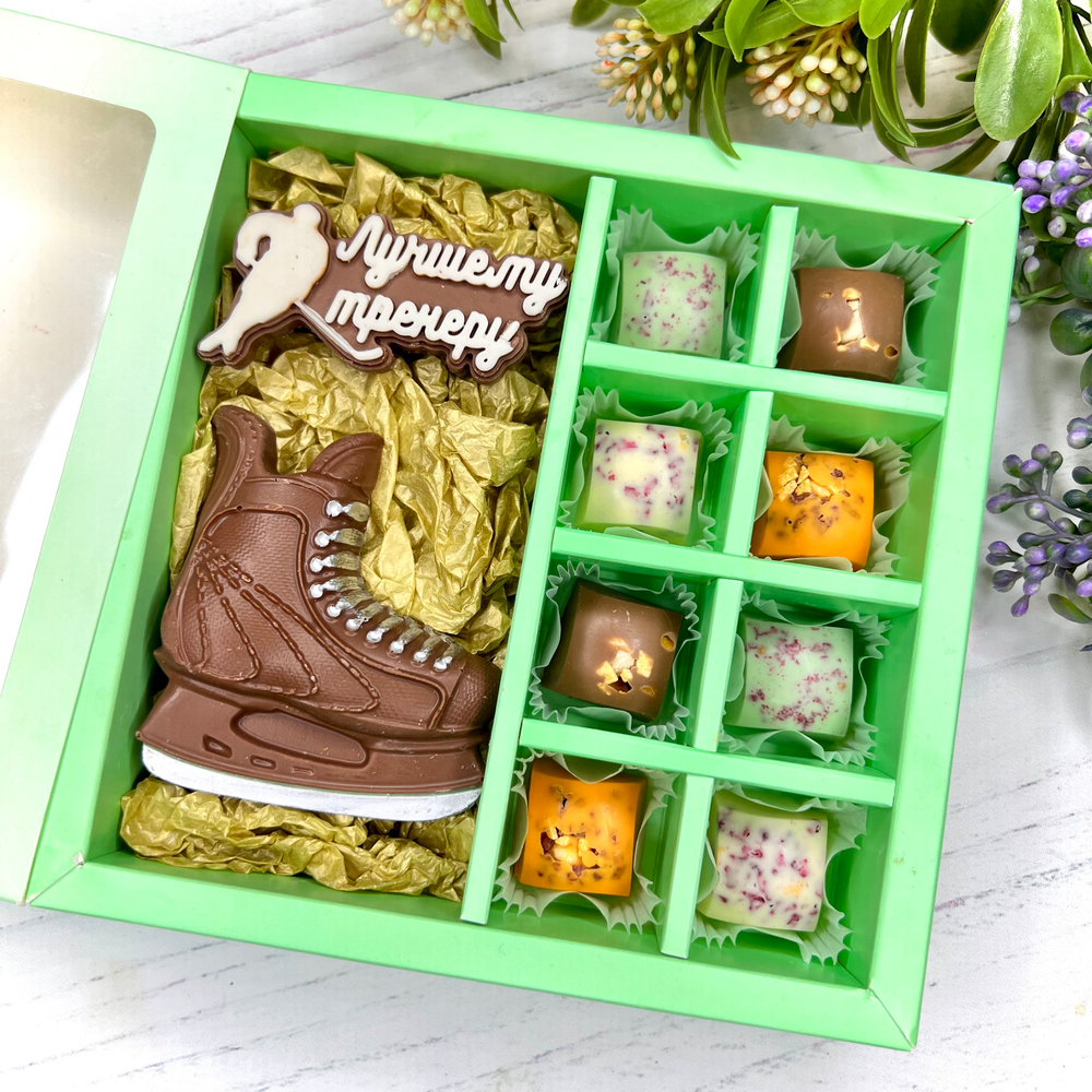 Шоколадный подарок "Лучшему тренеру. Хоккей": фигурка и 8 конфет ручной работы