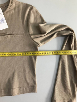 Футболка с вырезом, визуально на 42/44 размер