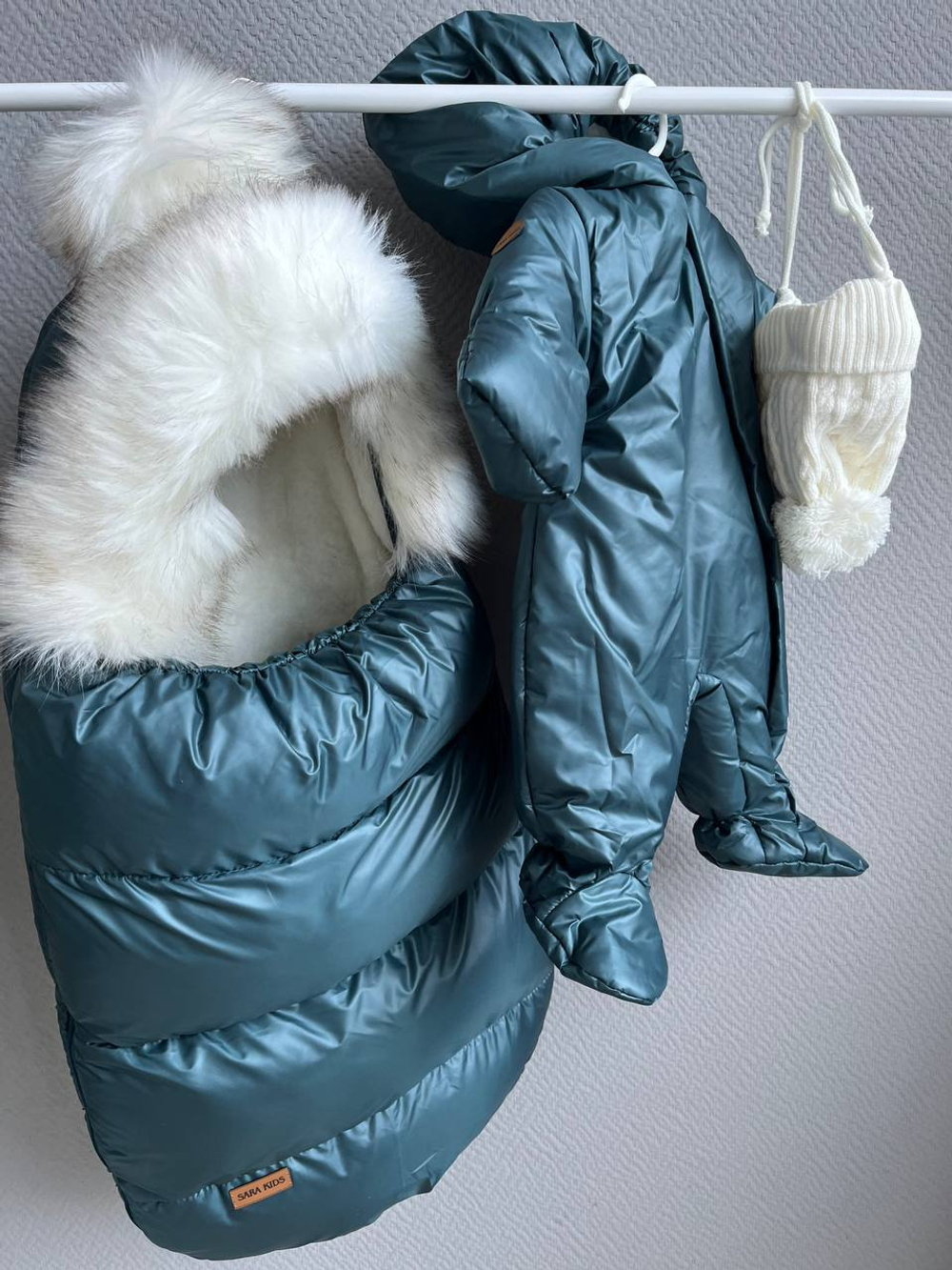 Утепленный конверт на выписку + комбинезон "Sara Kids"