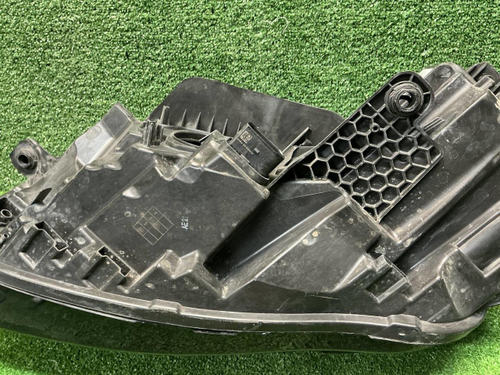 Фара правая VW Touareg 3 (2018-2023) LED