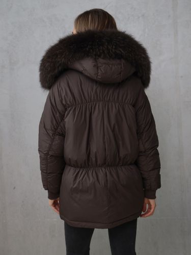Коричневый пуховик с отделкой из меха енота