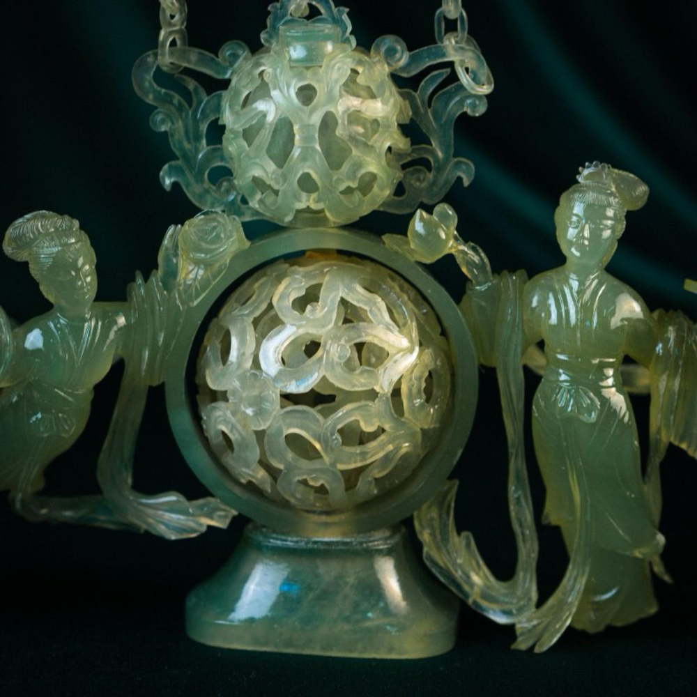 Скульптурная композиция «Небесные красавицы вокруг шара»