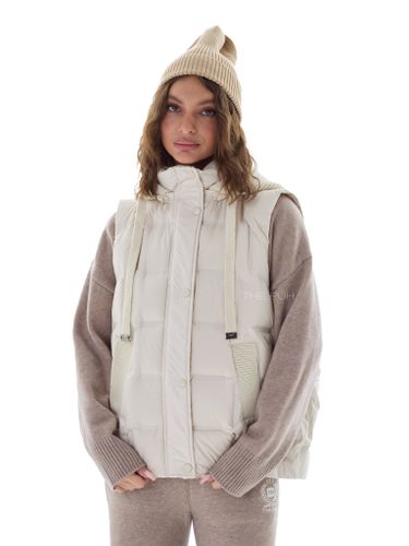 Светло-бежевый пуховый жилет с вязаным капюшоном