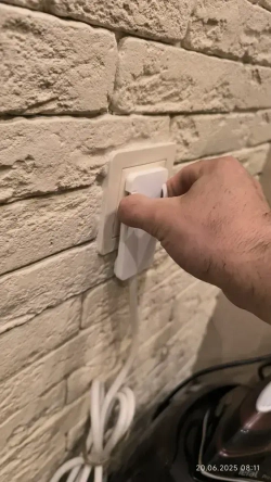 Удлинитель электрический с выключателем плоской потайной вилкой невидимкой (за шкаф) 3 розетки 1.5 метра