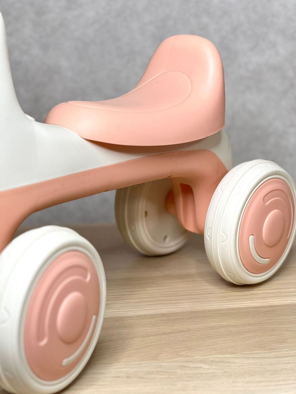 Беговел от 2 лет с музыкой розовый (74737-2)