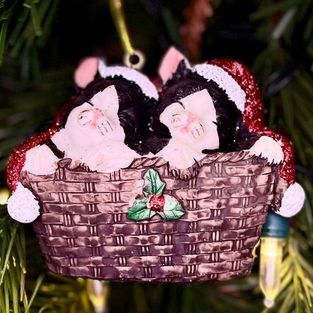 Кошки в корзинке, ёлочное украшение