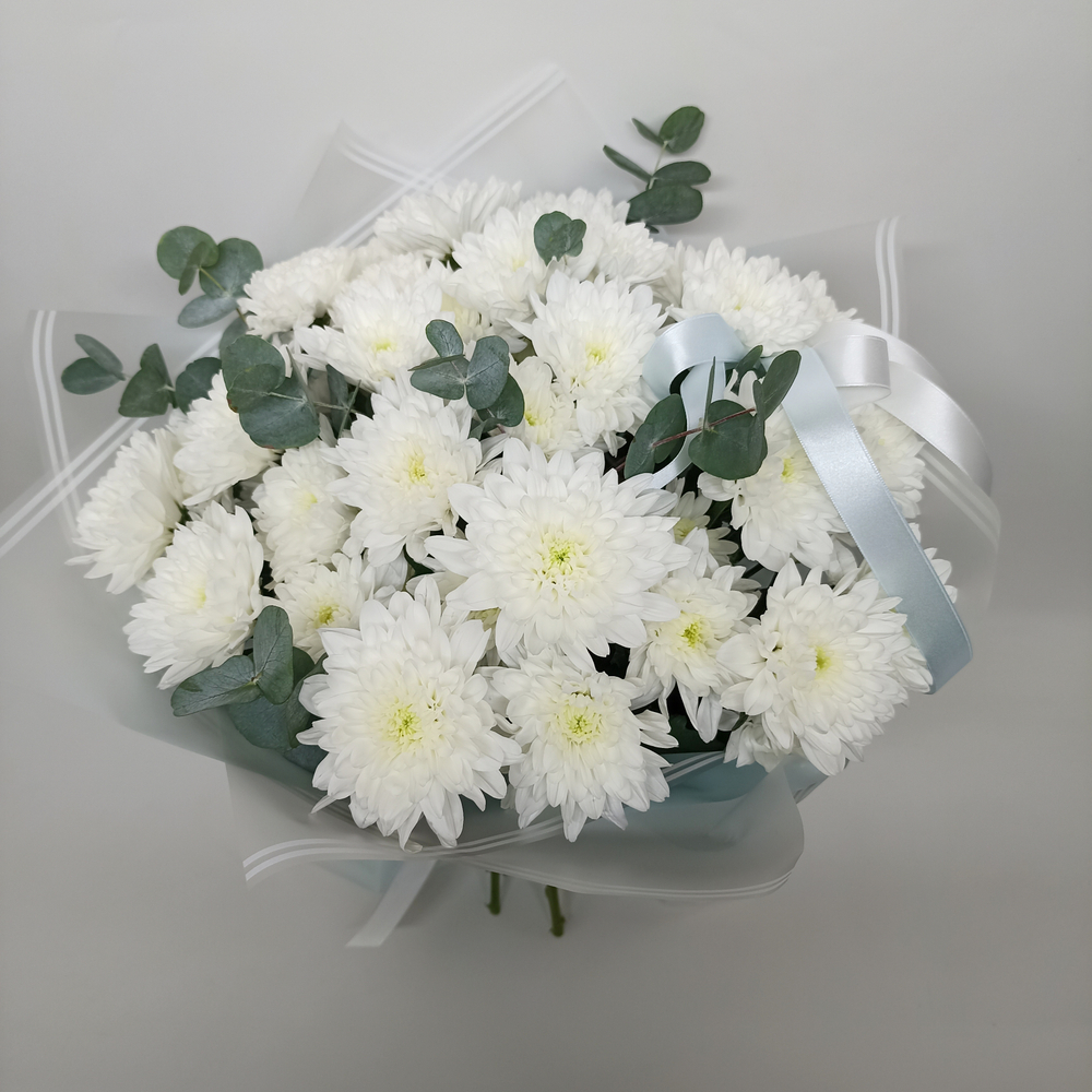 Букет хризантем с эвкалиптом Анна