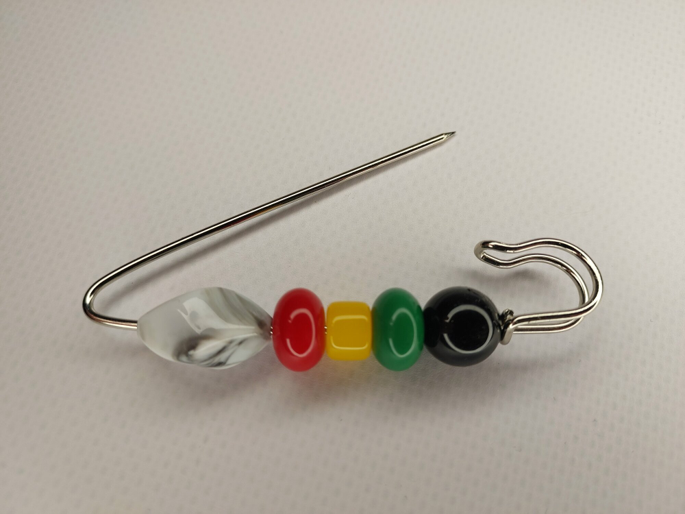 Булавка брошь "морские камушки" для кардигана,  пальто, платков, костюмов, одежды.Цвет серый зелёный красный.