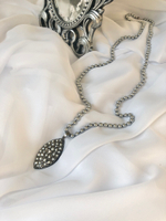 Кулон капля на коже с барочным жемчугом и кристаллами на бусах из серого жемчуга Майорка, Италия