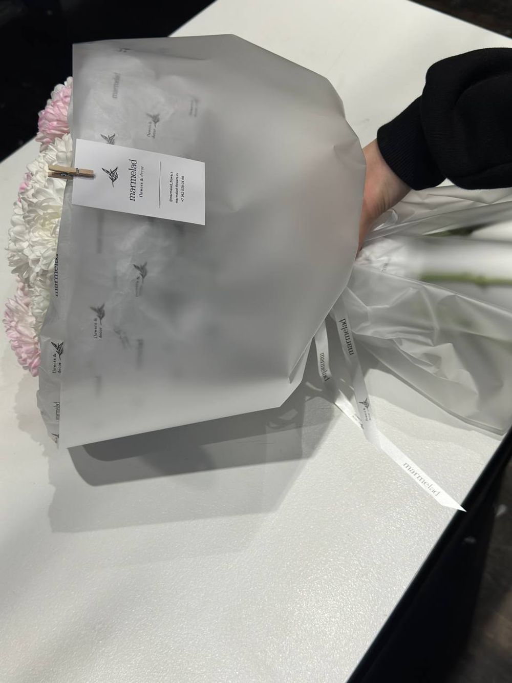 Упаковка букета в матовую пленку и фирменную бумагу