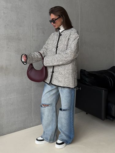 Бежевая куртка из твида с фигурной стежкой