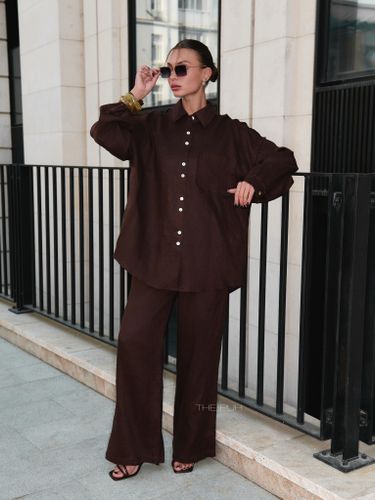 Шоколадный льняной брючный костюм с необработанными краями