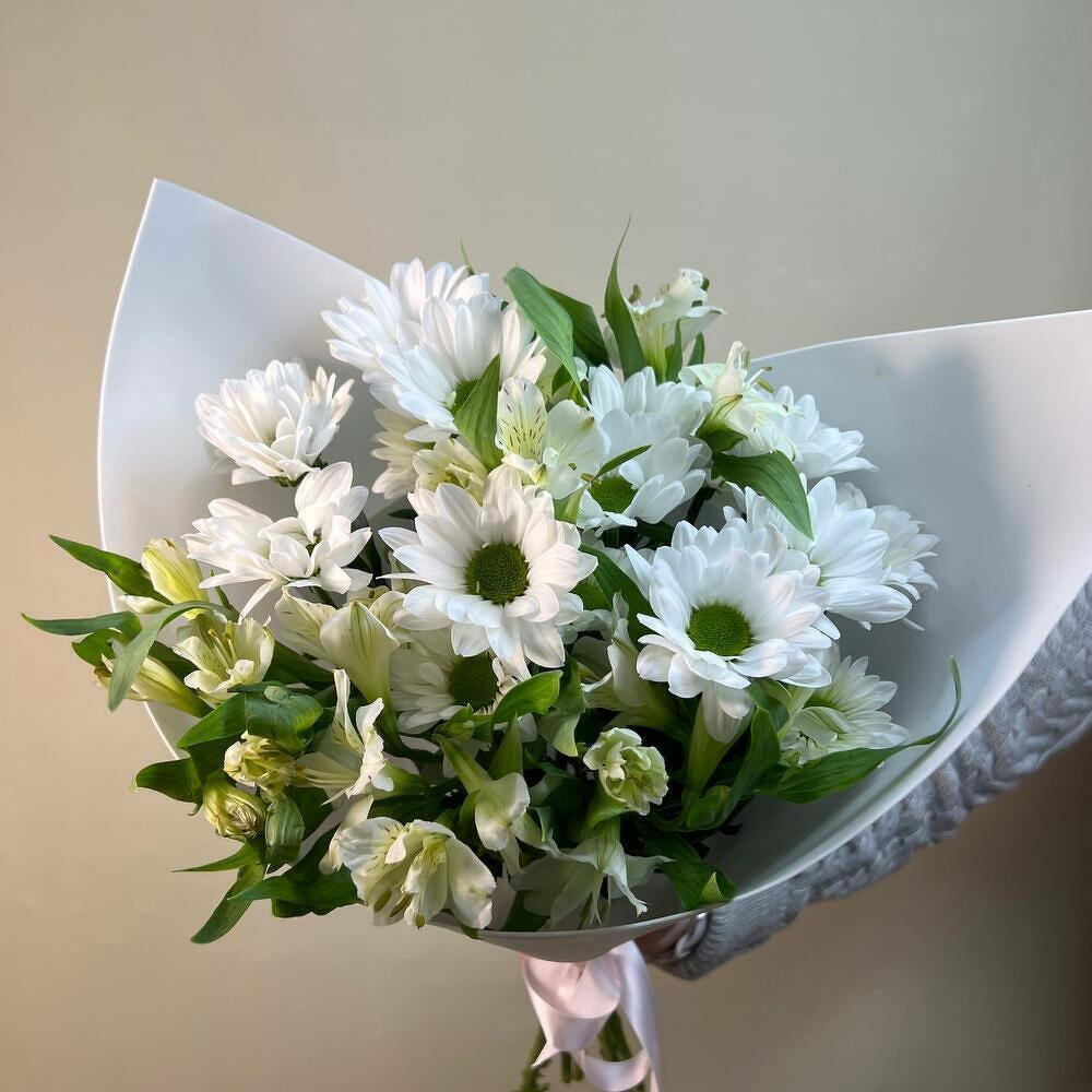 Маленький летний букет из кустовых хризантем ромашек и альстромерий в мягкой упаковке
