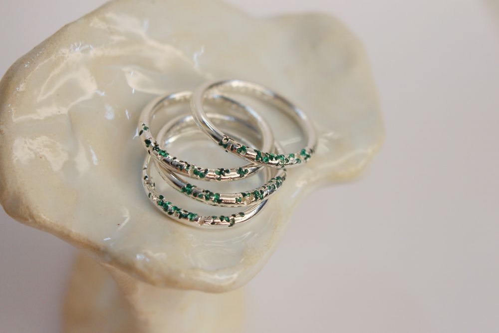 Кольцо вплавленные камни, зелёные