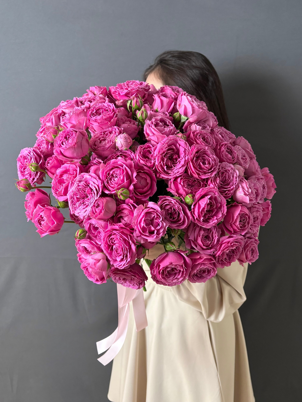 Букет из 31 кустовой пионовидной розы