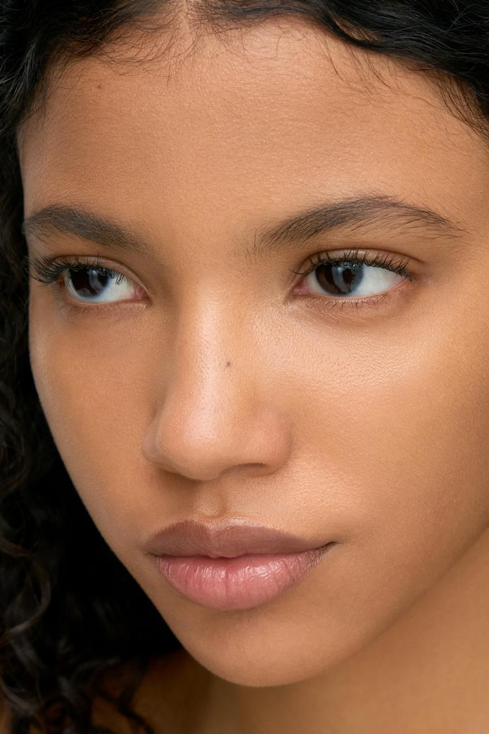 ZARA УВЛАЖНЯЮЩИЙ ТОНАЛЬНЫЙ КРЕМ SPF 50, ТЕМНО-БЕЖЕВЫЙ