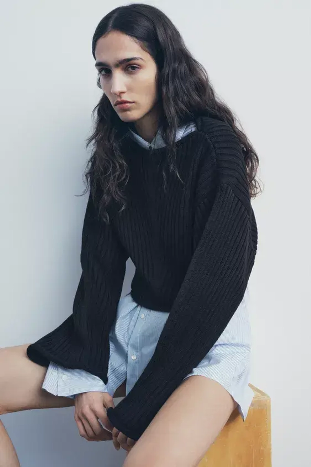 ZARA УКОРОЧЕННЫЙ СВИТЕР ИЗ РИФЛЕНОГО ТРИКОТАЖА, ЧЕРНЫЙ