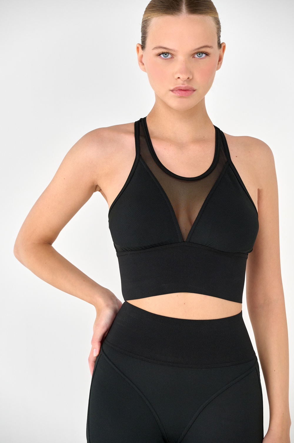 Топ-бра фигурным декольте с чашками с сеткой