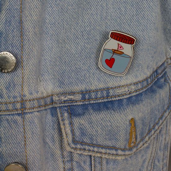 Деревянный значок. Кораблик