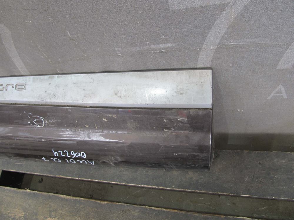 Накладка задней правой двери Audi Q7 (4M)  Б/У Оригинал 4m0853970