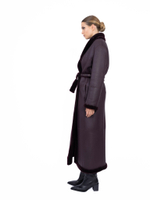 Женское бордовое пальто из овчины с меховой отделкой